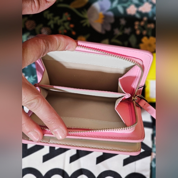 Marc Jacobs leather wallet in Fluro Pink 🩷 - Picture 4 of 4